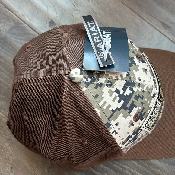 Ariat Snap back cap, embroidered American Flag & logo,camo print, 6 vent panel - Picture 7 of 11